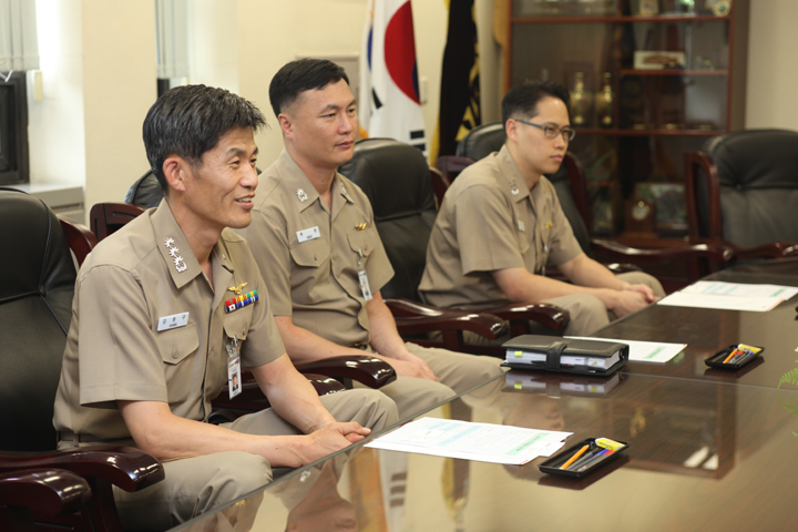 해군 전직작전지원과장 일행 내방