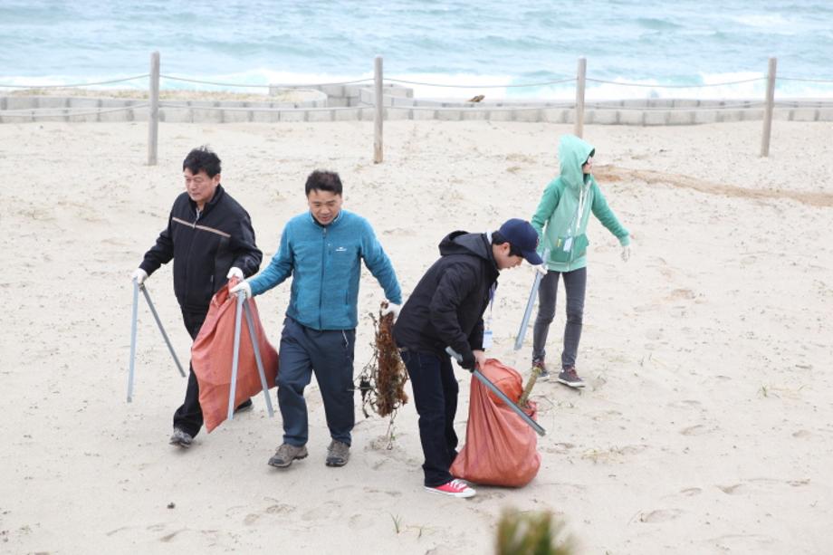 동해연구소 해안가 및 운동장 청소_image4